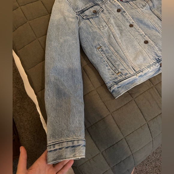 Levi's Light Blue Denim Jacket with Sherpa Lining - Picture 3 of 8